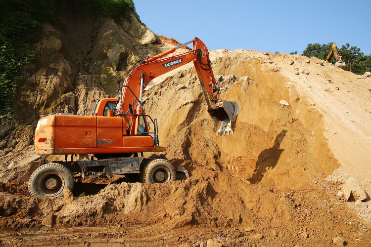 Nhiều mỏ đất, cát làm vật liệu san lấp tại Thừa Thiên Huế, Quảng Ngãi, Quảng Trị bị doanh nghiệp trúng đấu giá trả lại. Ảnh minh họa: Nhã Chi