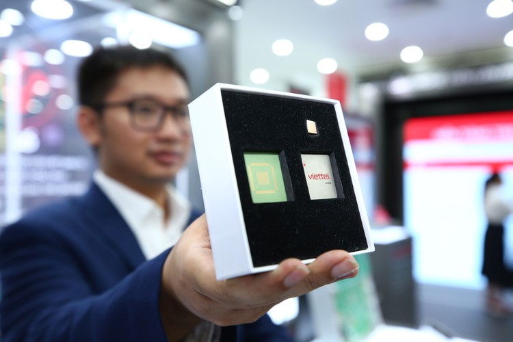 Viettel đã sản xuất được chip 5G (xử lý thuật toán của trạm thu phát sóng 5G) phục vụ hoạt động sản xuất kinh doanh. Ảnh: Lê Tiên