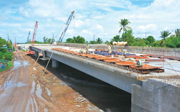 Đẩy mạnh phân cấp, phân quyền, giao cho địa phương quyết, địa phương làm và chịu trách nhiệm sẽ góp phần rút ngắn thời gian triển khai dự án đầu tư công. Ảnh: Nam An