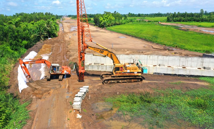 Nhiều gói thầu xây lắp quy mô lớn thu hút lượng lớn nhà thầu tham dự. Ảnh: Lê Tiên