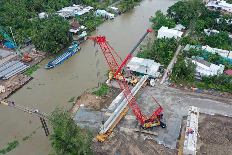 Nhà thầu thi công dầm cầu số 1, Dự án thành phần 4 cao tốc Châu Đốc - Cần Thơ - Sóc Trăng. Ảnh: Như Nguyệt