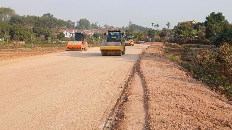 Dự án Đầu tư tuyến đường kết nối từ ĐT295 đến Quốc lộ 37, huyện Lạng Giang, tỉnh Bắc Giang có tổng mức đầu tư 111,7 tỷ đồng. Ảnh nhà thầu cung cấp