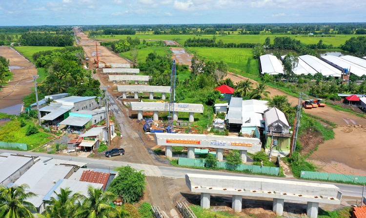 Đầu tư vào hạ tầng giao thông là một trong những ưu tiên hàng đầu của vùng Đồng bằng sông Cửu Long. Ảnh: Song Lê