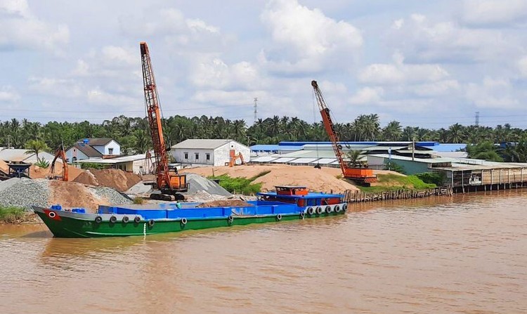 Theo quy định mới, giấy phép khai thác cát, sỏi lòng sông phải có nội dung về thời gian được phép hoạt động khai thác cát, sỏi lòng sông trong ngày, từ 5 giờ đến 19 giờ. Ảnh minh họa: Cẩm Trúc