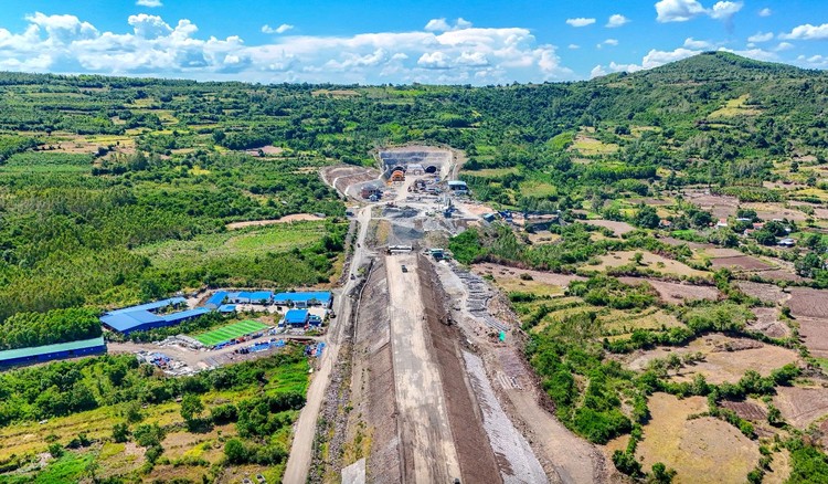 Dự án thành phần đoạn Chí Thạnh - Vân Phong gặp khó khăn do nguồn cung đất đắp nền không bảo đảm. Ảnh: Minh Huy