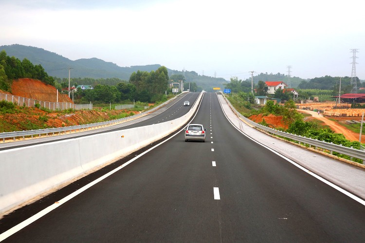 Trong những năm qua, nhiều ngân hàng thương mại đã tham gia cung cấp vốn cho các dự án hạ tầng giao thông quy mô lớn tại Việt Nam. Ảnh: Lê Tiên