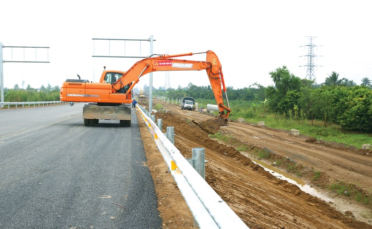 Thủ tướng yêu cầu Bộ Tài chính chủ trì rà soát quy định nhằm rút ngắn thời gian, đơn giản thủ tục triển khai, tháo gỡ khó khăn cho các dự án đầu tư công. Ảnh: Lê Tiên