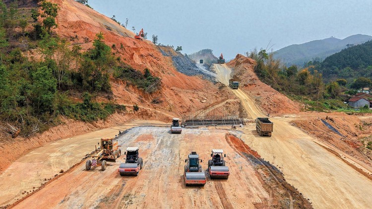 Dự án cao tốc Đồng Đăng - Trà Lĩnh dài 93 km đặt mục tiêu thông tuyến trước ngày 31/12/2025. Ảnh: Đèo Cả 