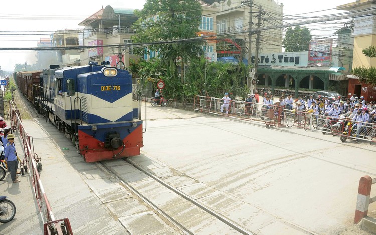 Việc xây dựng Luật Đường sắt (sửa đổi) góp phần tạo động lực mới cho sự phát triển của ngành, thúc đẩy tính cạnh tranh của phương thức vận tải đường sắt. Ảnh: Tường Lâm
