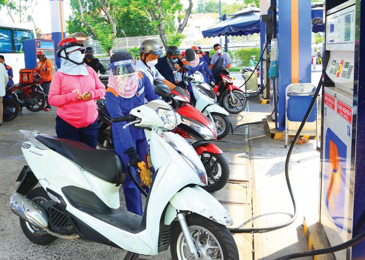 Việc áp thuế tiêu thụ đặc biệt với mặt hàng xăng nhằm khuyến khích phát triển các phương tiện giao thông như xe điện, metro, hướng tới mục tiêu đạt mức phát thải ròng bằng 0 vào năm 2050. Ảnh: Nhã Chi