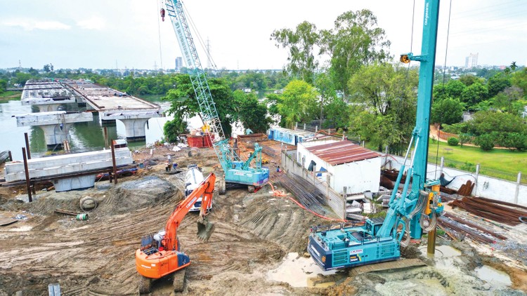 Việc trao quyền cho chủ đầu tư, người có thẩm quyền trong áp dụng hình thức đấu thầu nhằm góp phần đẩy nhanh tiến độ thực hiện các dự án quan trọng, hoặc có yêu cầu đặc thù phải hoàn thành gấp. Ảnh: Song Lê