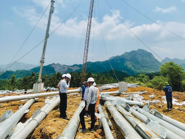 Vật tư, thiết bị phục vụ thi công đã được tập kết trên công trường. Ảnh: Việt Anh