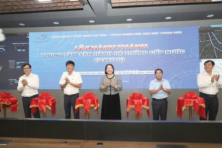Lãnh đạo SAWACO và Trung tâm Chuyển đổi số TP.HCM cắt băng khánh thành Trung tâm Vận hành hệ thống cấp nước (SWOC)