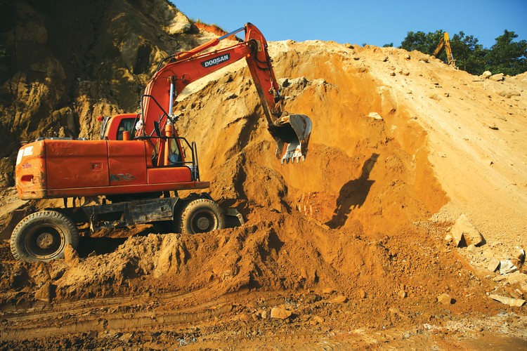 Thủ tướng yêu cầu xử lý nghiêm các tổ chức, cá nhân có hành vi thao túng thị trường, đầu cơ trục lợi trong hoạt động sản xuất, kinh doanh vật liệu xây dựng. Ảnh: Nhã Chi