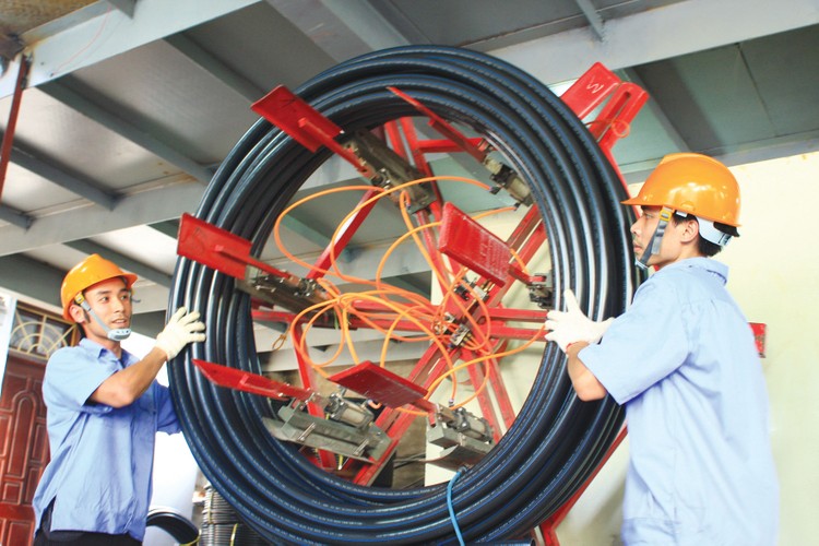 Việc gỡ bỏ triệt để các rào cản, vướng mắc trong hoạt động đầu tư, kinh doanh là điều kiện tiên quyết để huy động nguồn lực từ khu vực tư nhân đóng góp cho mục tiêu tăng trưởng cao và bền vững. Ảnh: Lê Tiên