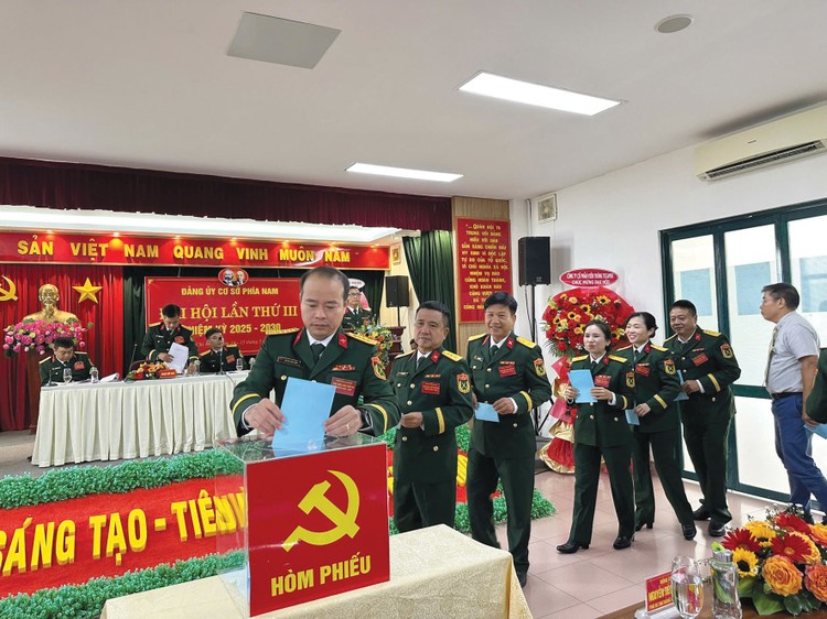 Hoạt động bỏ phiếu tại Đại hội Đảng bộ cơ sở phía Nam Công ty TECAPRO lần III