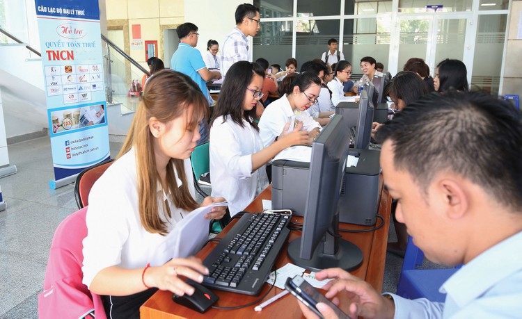 Chính phủ giao Bộ Tài chính nghiên cứu, hoàn thiện quy định về mức giảm trừ gia cảnh trên cơ sở đánh giá các tiêu chí, yếu tố tác động đến thu nhập của người nộp thuế. Ảnh: Hoàng Hà