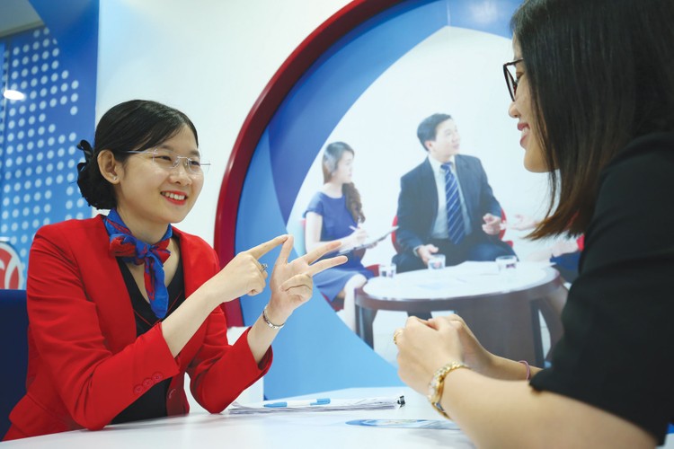 Để ngành ngân hàng thực hiện tốt nhiệm vụ được giao, các doanh nghiệp cần thay đổi theo hướng nâng cao tính minh bạch, năng lực quản trị, nhất là năng lực quản trị tài chính. Ảnh: Lê Tiên