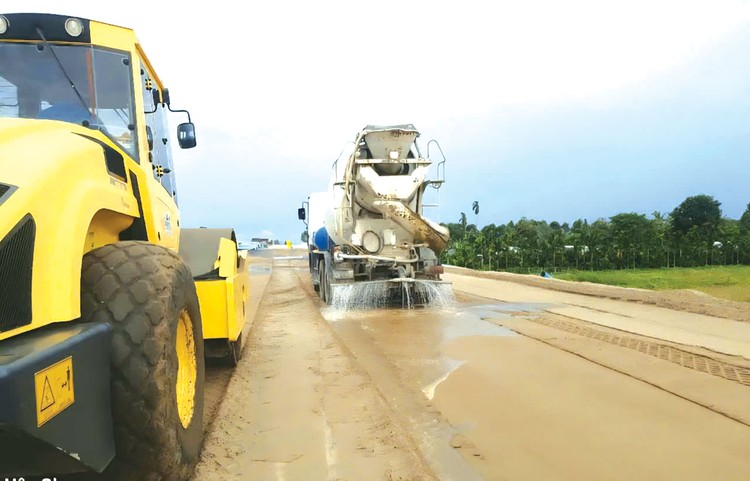 Đến cuối tháng 6/2025, tổng khối lượng thi công hoàn thành của Dự án thành phần 3 thuộc cao tốc Châu Đốc - Cần Thơ - Sóc Trăng giai đoạn 1 đạt 46,01% giá trị hợp đồng. Ảnh: Như Nguyệt