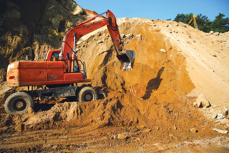 Khối lượng đất khai thác từ 11 mỏ đất dùng san lấp cho các dự án trọng điểm quốc gia trên địa bàn tỉnh Quảng Ngãi. Ảnh: Nhã Chi