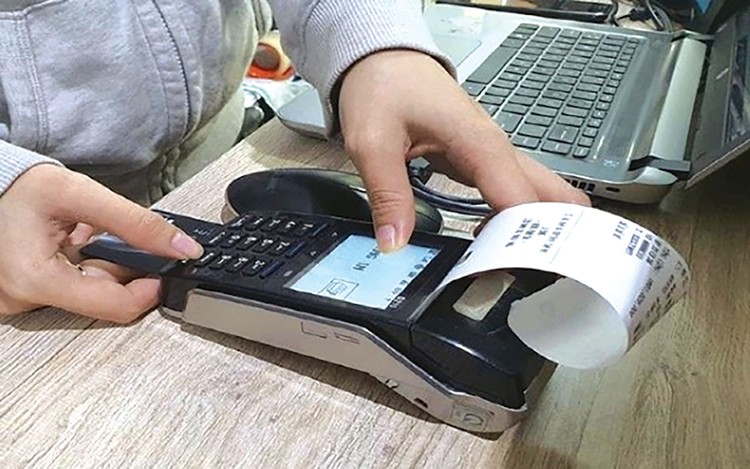 Việc triển khai hóa đơn điện tử khởi tạo từ máy tính tiền sẽ góp phần minh bạch hoạt động sản xuất, kinh doanh và tạo môi trường kinh doanh lành mạnh, công bằng. Ảnh: Nguyễn Huế