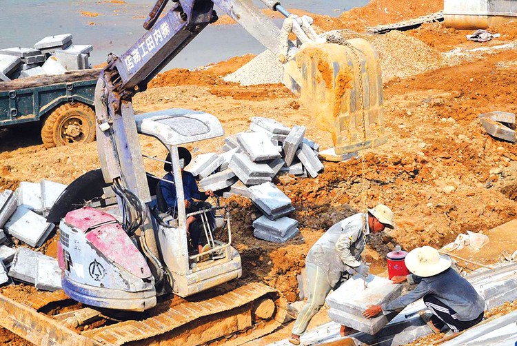 Gói thầu số 17 thuộc Dự án Khắc phục các điểm sạt lở bờ sông Trà Câu (tỉnh Quảng Ngãi) có giá dự toán 57,179 tỷ đồng. Ảnh minh họa: T. Phương
