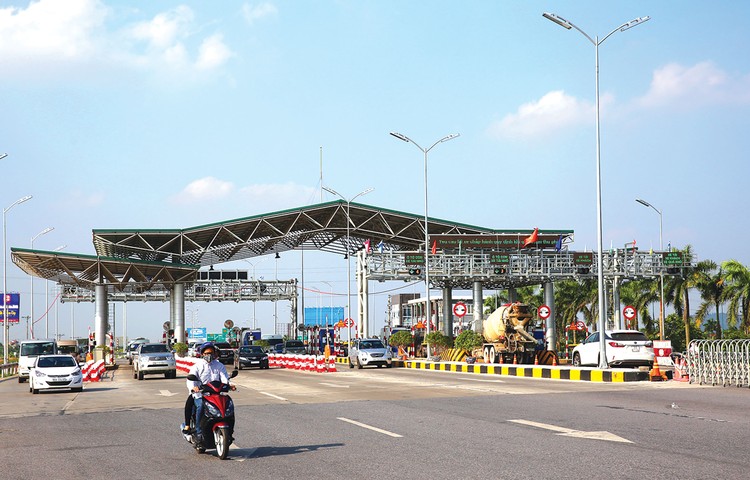 Bộ Tài chính sẽ phối hợp với Bộ Xây dựng chủ trì hoàn thiện Nghị định quy định chi tiết về việc xử lý vướng mắc giảm doanh thu của các dự án BOT giao thông. Ảnh: Lê Tiên