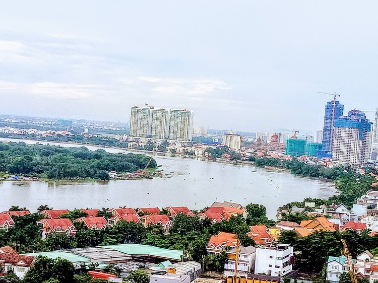 Sự thiếu hụt nguồn cung dự án phân khúc nhà ở trung cấp và phân khúc nhà ở bình dân là thách thức trước tiên của thị trường bất động sản TP.HCM. Ảnh: Ngô Ngãi