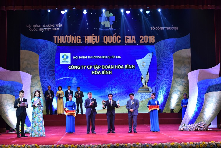 Tập đoàn Xây dựng Hòa Bình vinh dự được trao tặng biểu trưng Thương hiệu quốc gia lần thứ 6 liên tiếp