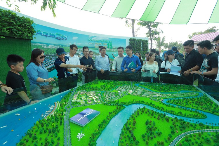 
Khách tham quan sa bàn Aqua City- Dự án đầu tiên được phát triển theo mô hình Đô thị sinh thái trong chuỗi BĐS Khu đô thị vệ tinh của Novaland