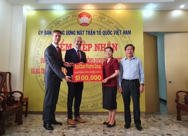 Các thành viên EuroCham Pharma Group đã ủng hộ số tiền tương đương 100.000 USD 