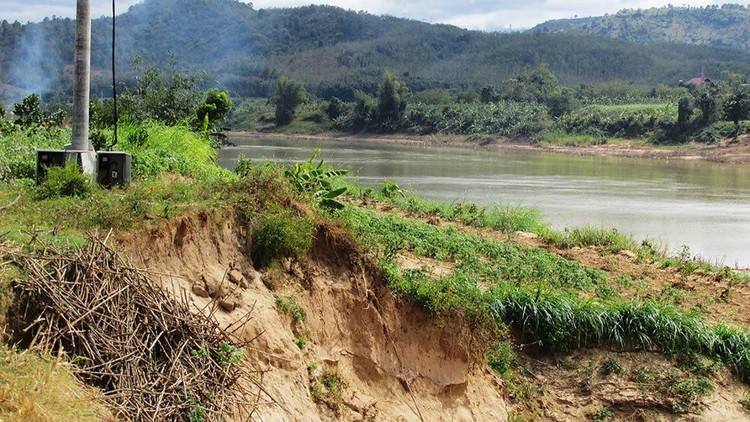 Dự án Kè chống sạt lở bờ sông Đăk Bla đoạn qua làng Plei Đôn và làng Kon Rờ Bàng do nhà thầu là Công ty CP Trường Long thực hiện chậm tiến độ 7,5 năm. Ảnh: Internet