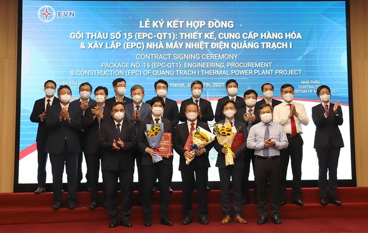 Đại diện các bên liên quan tại Lễ ký kết hợp đồng Gói thầu số 15 (EPC-QTI). Ảnh: EVN