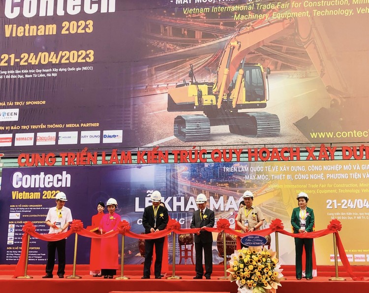 Các đại biểu cắt băng khai mạc Contech Vietnam 2023