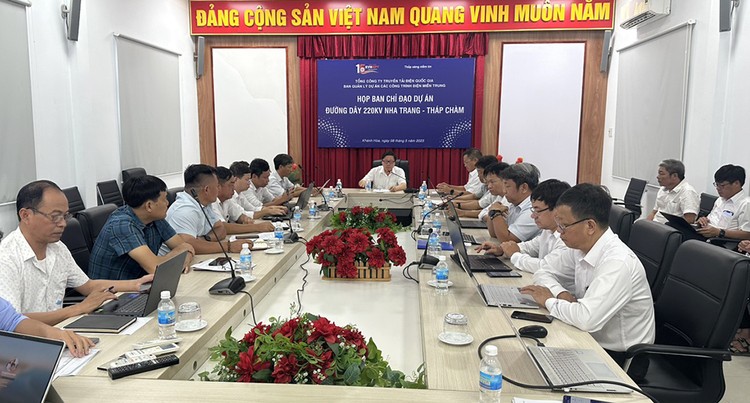 Ông Nguyễn Đức Tuyển, Giám đốc Ban Quản lý dự án các công trình điện miền Trung thuộc Tổng công ty Truyền tải điện quốc gia, Trưởng ban chỉ đạo tiến độ Dự án chủ trì cuộc họp rà soát tiến độ Dự án Đường dây 220kV Nha Trang - Tháp Chàm (ảnh: XT)