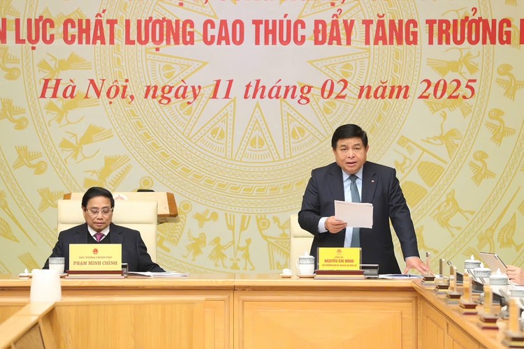 Bộ trưởng Nguyễn Chí Dũng báo cáo tại Hội nghị. Ảnh: VGP