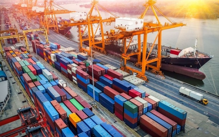 Cán cân thương mại hàng hóa trong các tháng gần đây có xu hướng tích cực (ảnh: Internet)