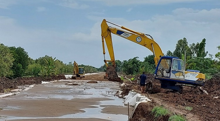 Nhà thầu tăng tốc thi công xây dựng đường ven biển Hòn Đất - Kiên Lương. Ảnh: Ngọc Tuấn 